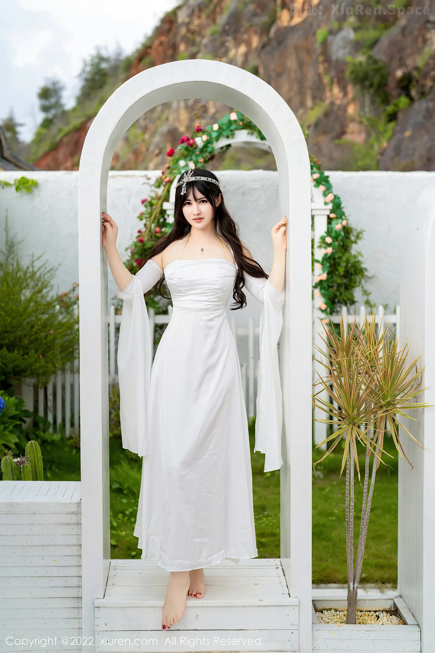 图片[2]-[XiuRen秀人网] VOL.5288 模特诗诗kiki大理旅拍白色露肩长裙秀诱人金色内衣惹火诱惑写真59P-秀人网官方网站